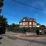 Les Pins Penches Apartman *