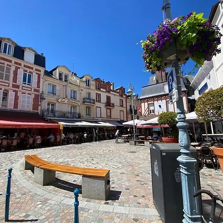Les Pins Penches Apartment